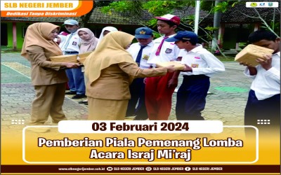Pemberian Piala Dalam Acara Memperingati Israj Miraj